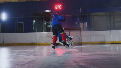 El-Jugador-De-Hockey-Realiza-Un-Ataque-A-La-Portería-Del-Oponente.-Acostado-Con-Un-Casco-Atrapa-El-Disco-Y-Salva-El-Partido.-Jugador-De-Hockey-Hombre-Del-Partido